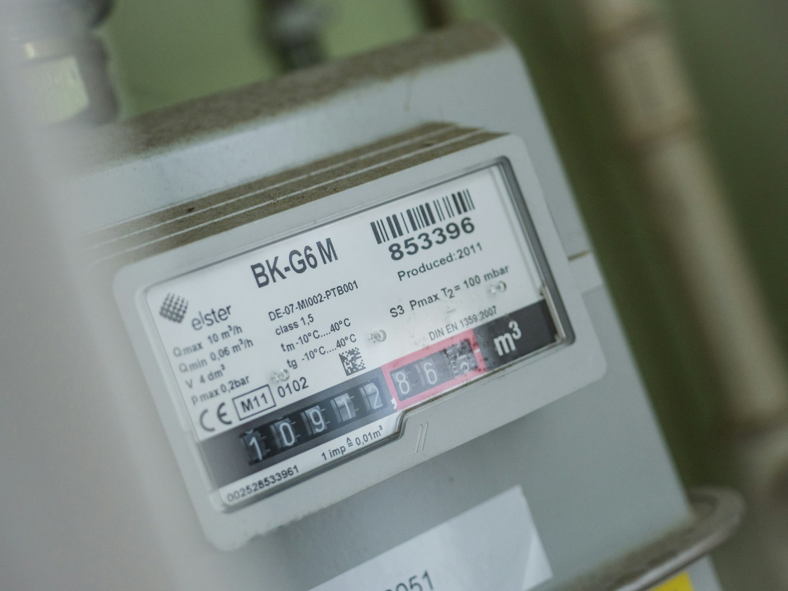 Gas meter with a mechanical counting dial
