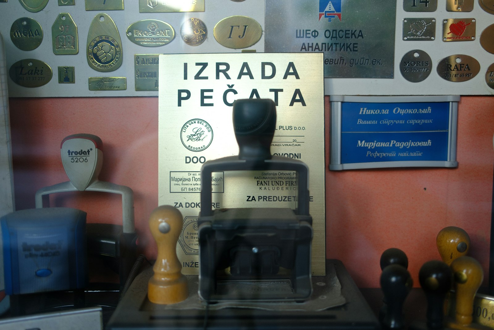 una colección de sellos de caucho antiguos y placas en exposición